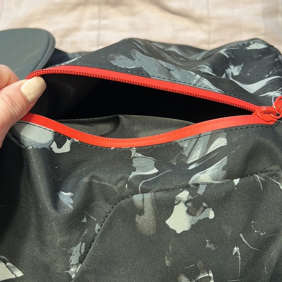 Under Armour Black Barn Backpack Unisex New - Picture 4 of 6